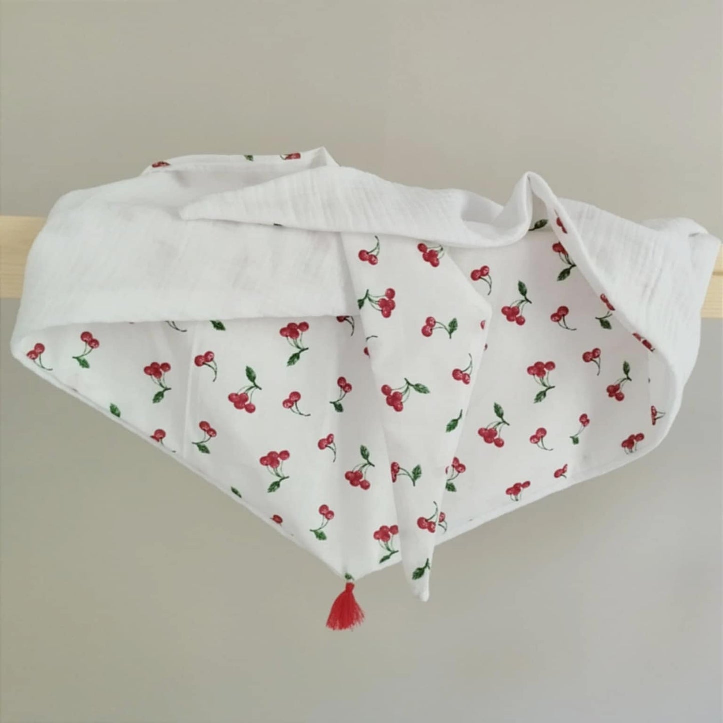 Grand bavoir "cerises"